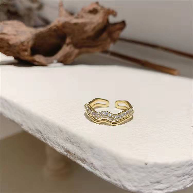 Fashionable High-end Elegant Womens Ring Vera Lux