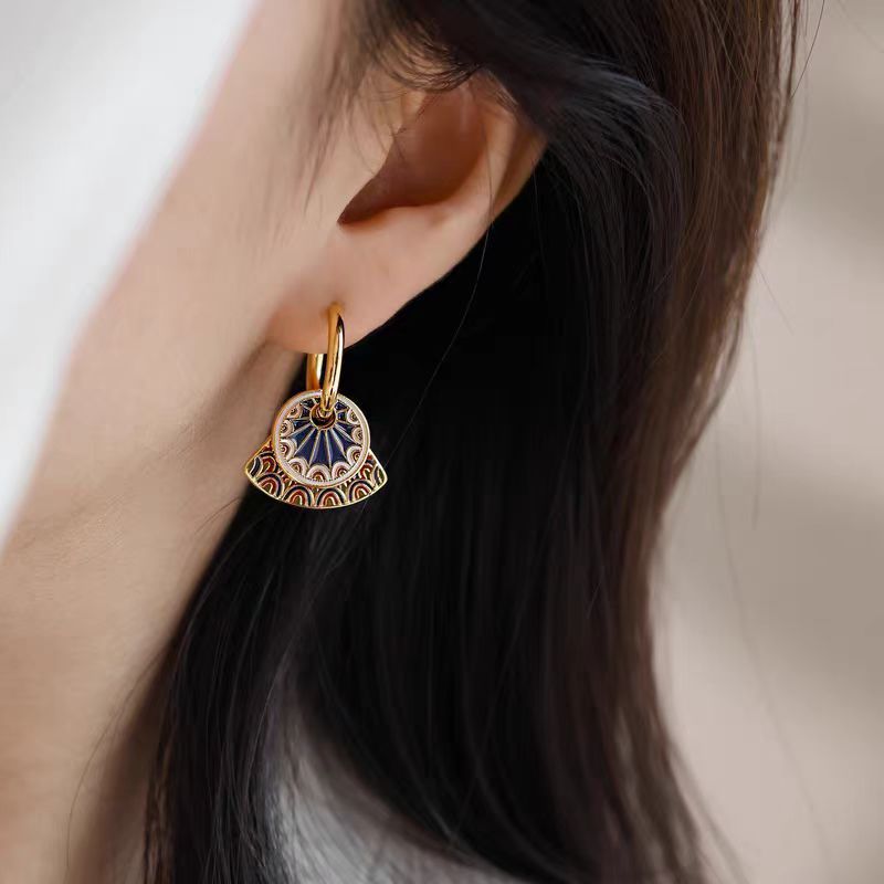 Elegant Vintage Round Fan-shaped Painted Ear Clips Vera Lux