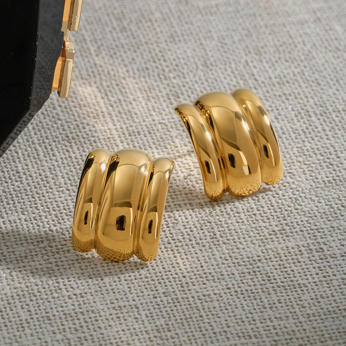 18k gold C-shaped wide face with striped design, fashionable and simple earrings Vera Lux