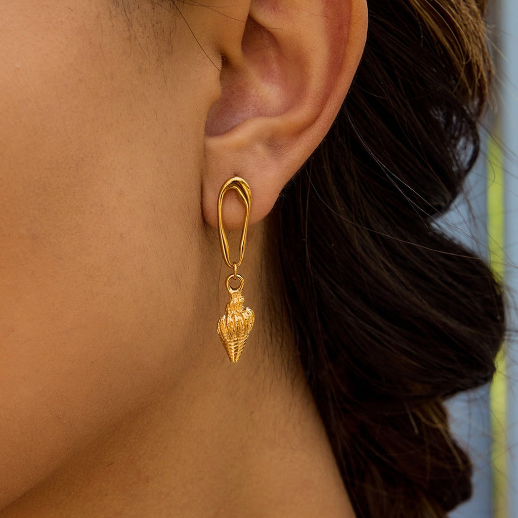 18K gold conch-shaped earrings with textured beach style Vera Lux