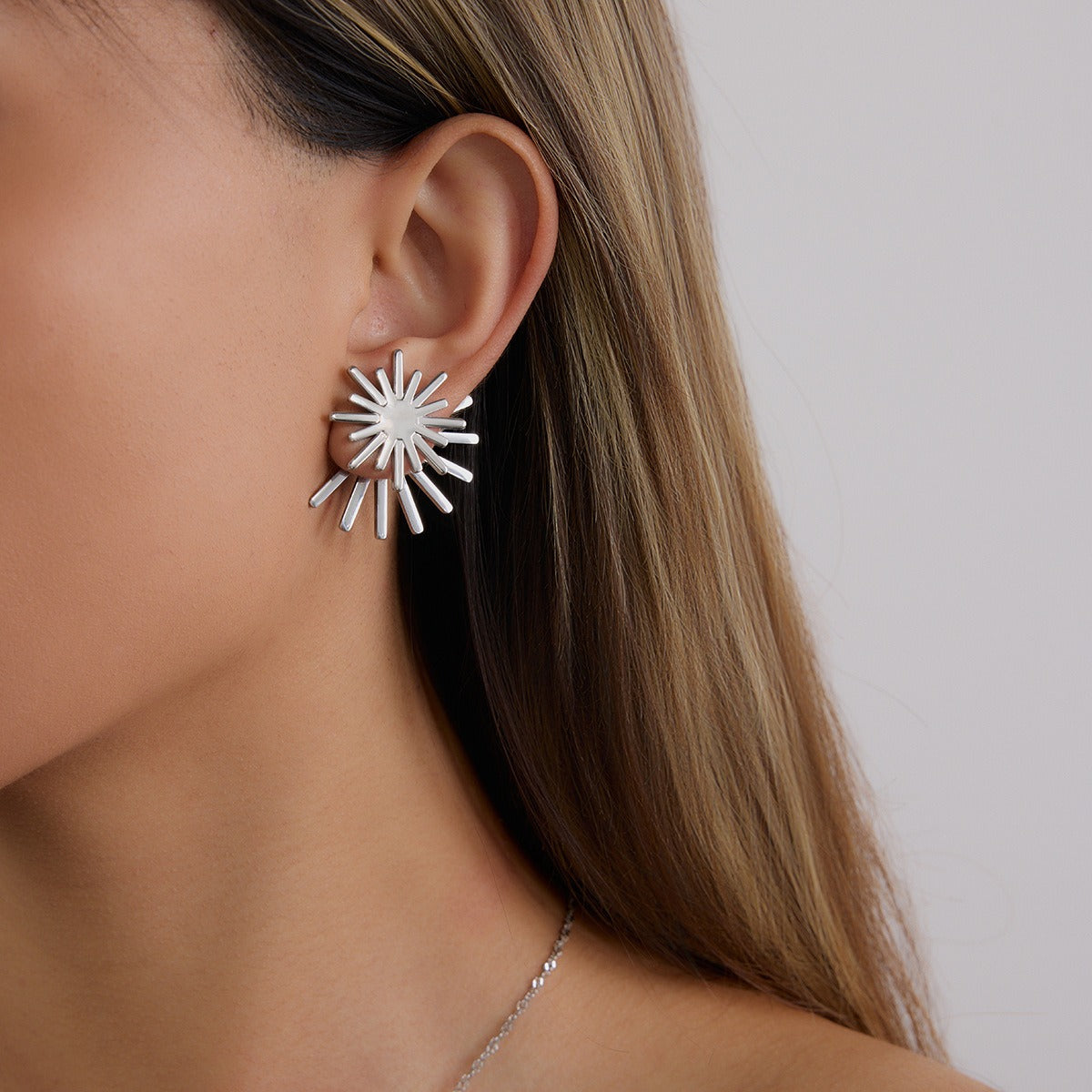 18K gold sun-shaped earrings with simple and elegant design Vera Lux