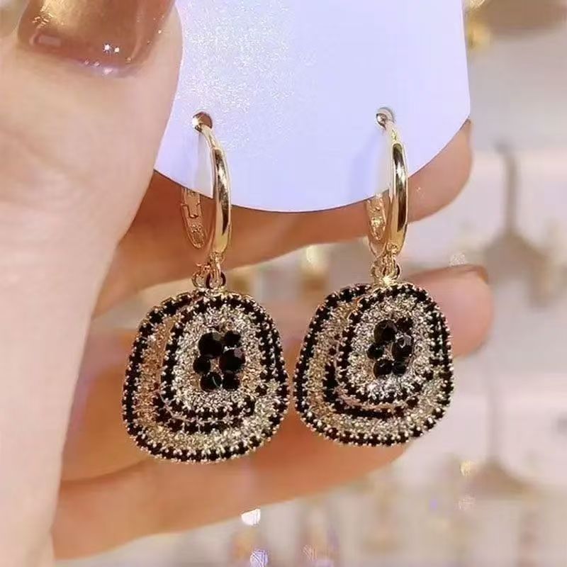 2026 New French Hepburn Style Geometric Full Rhinestone Ear Cuffs, Light Luxury Versatile Vera Lux