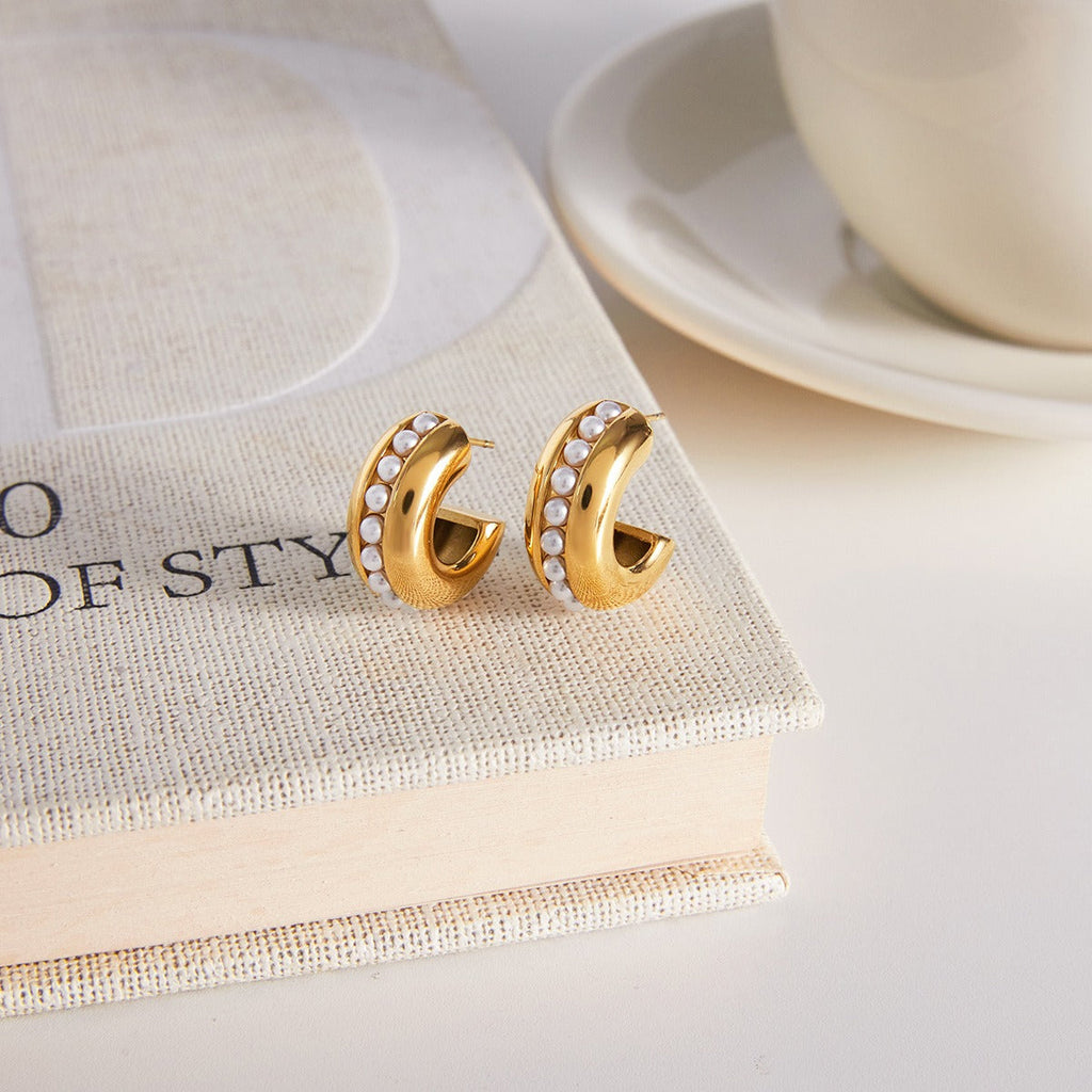 Luxurious and sophisticated 18K gold earrings with embedded pearls. Vera Lux