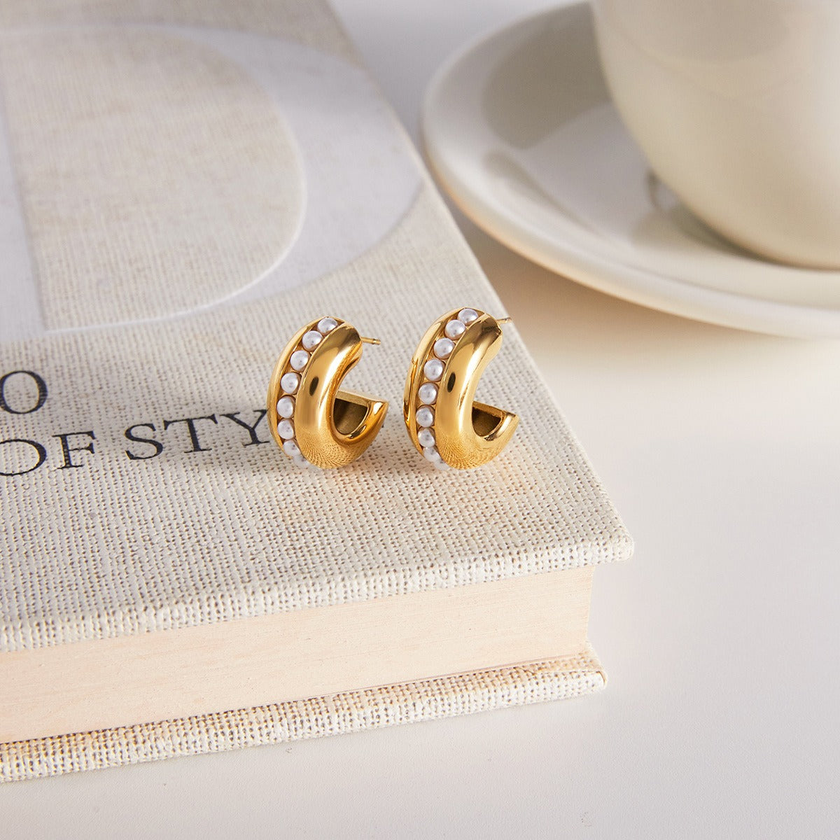 Luxurious and sophisticated 18K gold earrings with embedded pearls. Vera Lux