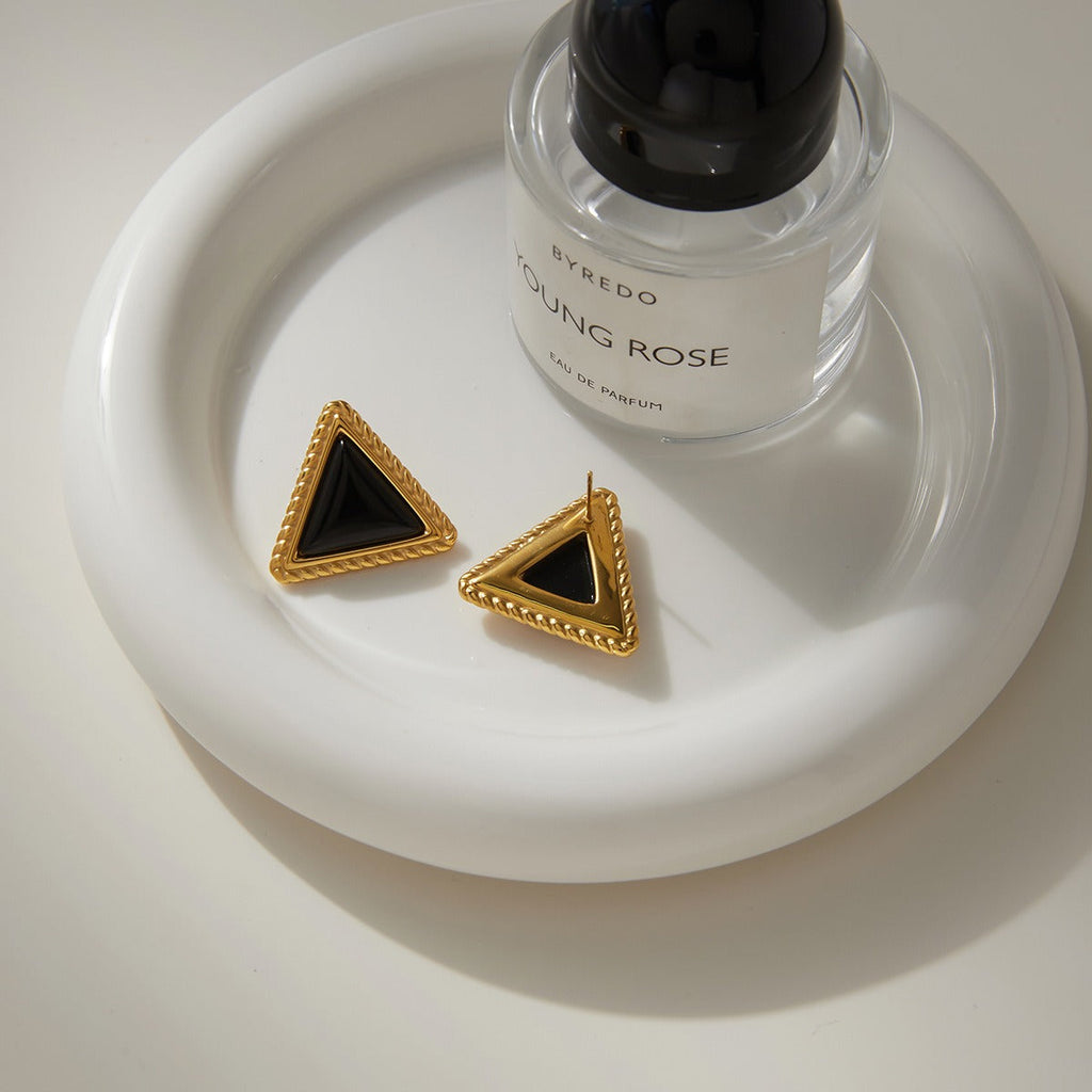 18K gold triangle black onyx stud earrings, a sophisticated and stylish accessory for autumn and winter. Vera Lux
