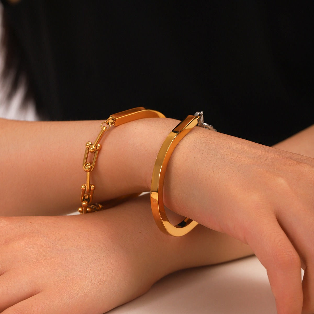 18K gold horseshoe buckle chain link U-shaped clasp bracelet Vera Lux