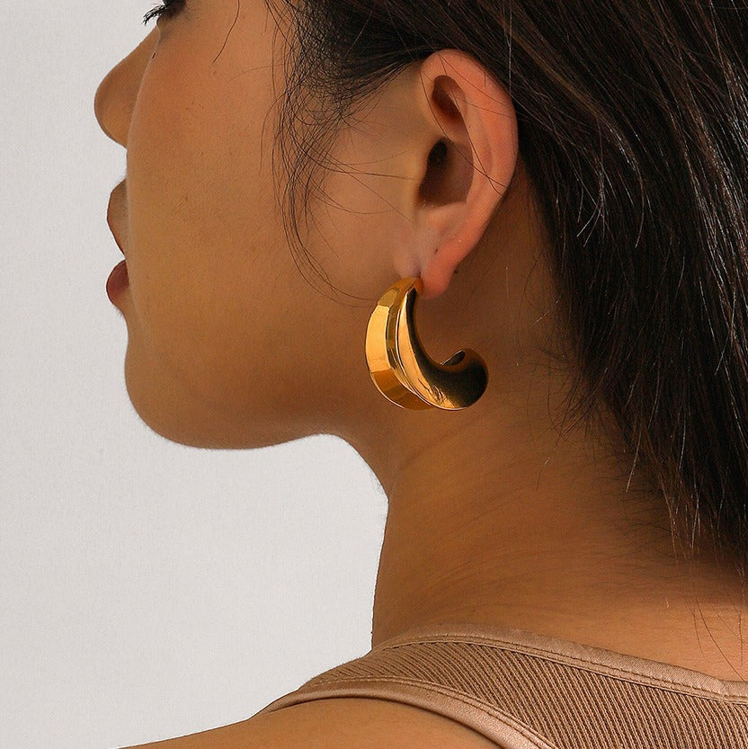 18k gold crescent-shaped design trendy and personalized earrings Vera Lux