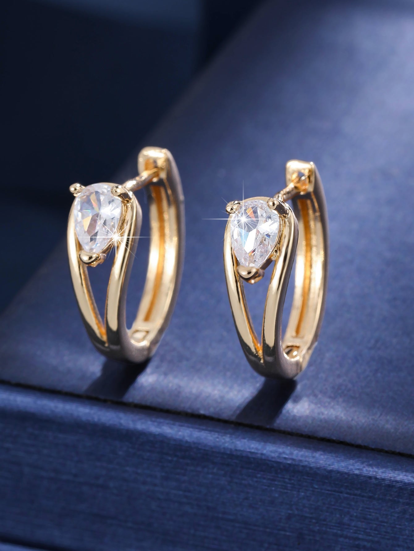 Simple And Stylish Water-drop Double-twist Ear Clips For Women Vera Lux