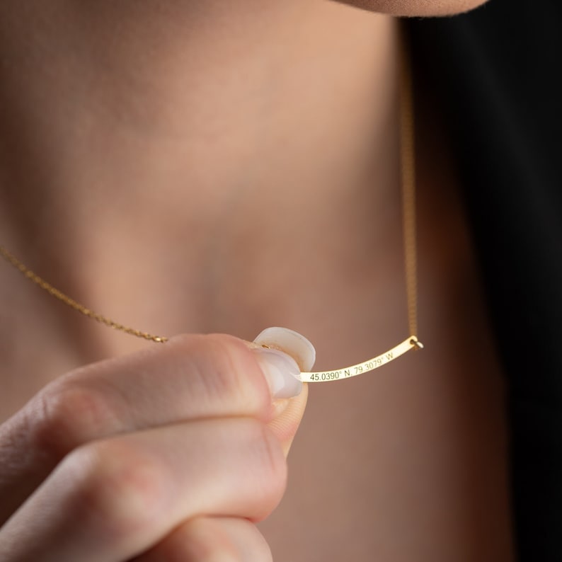 Customized Curved Bar Name Necklace Vera Lux