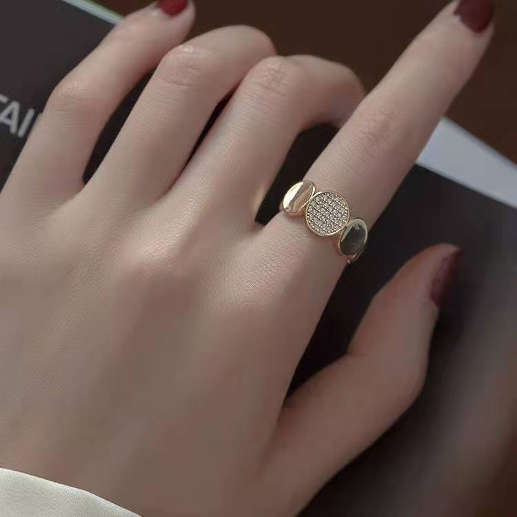 Fashionable High-end Elegant Womens Ring Vera Lux