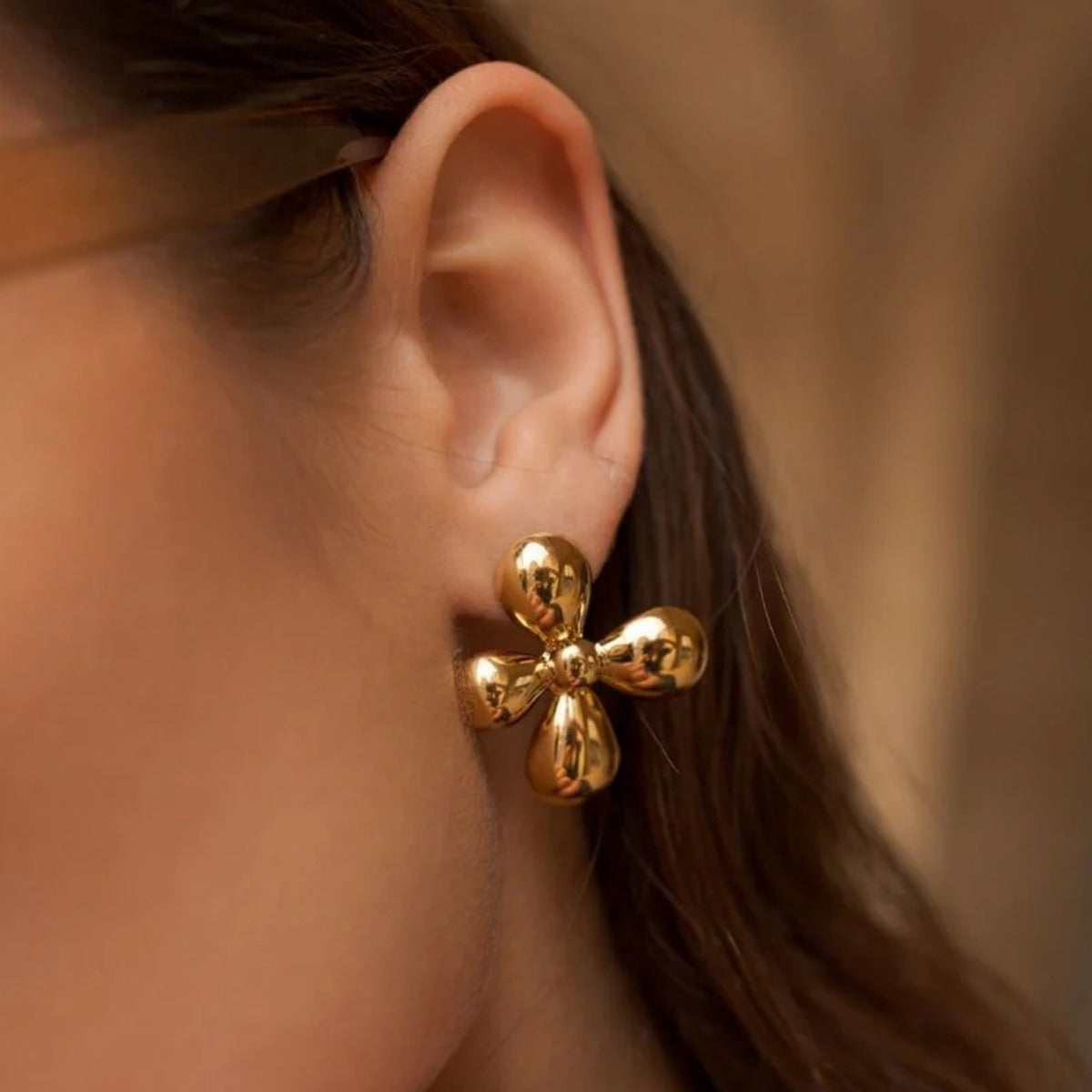 18K gold flower-shaped earrings with classic and simple design Vera Lux