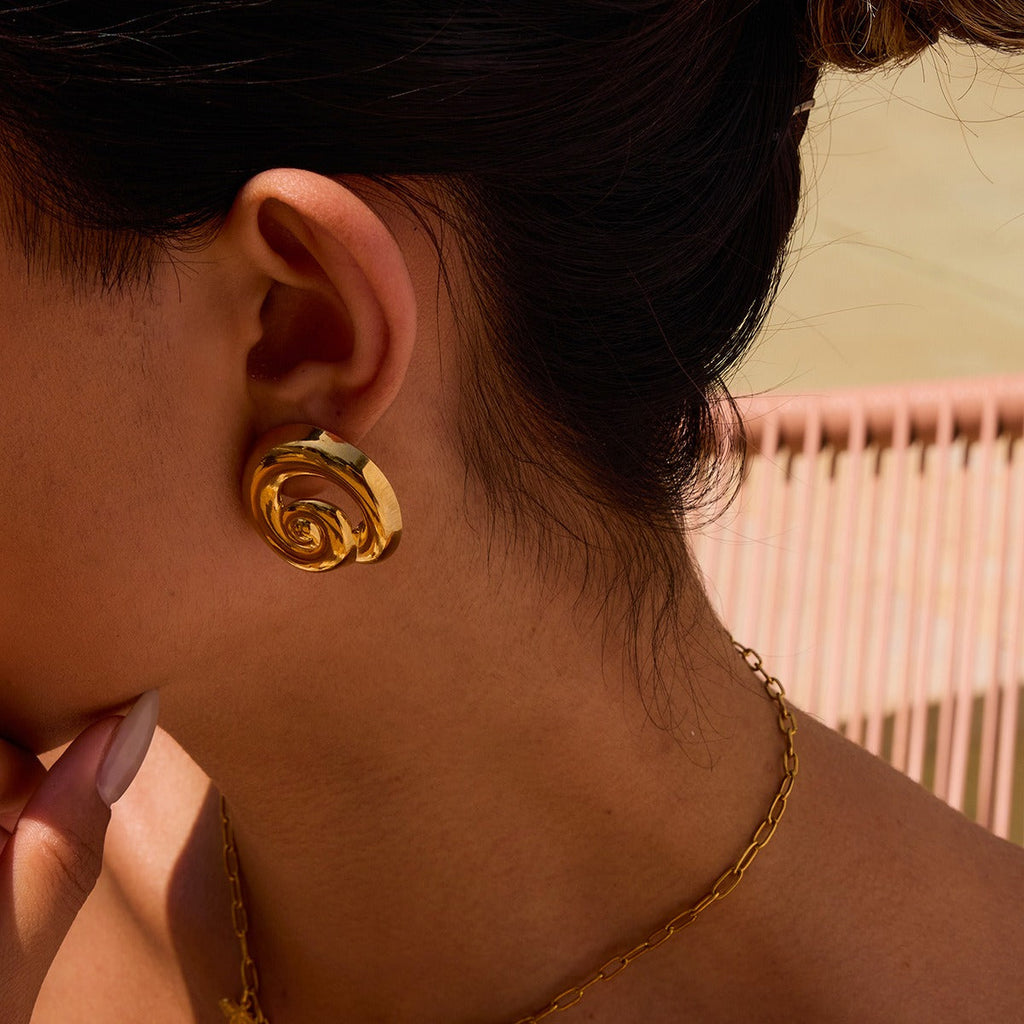 18K gold hollow thread design classic and fashionable earrings Vera Lux