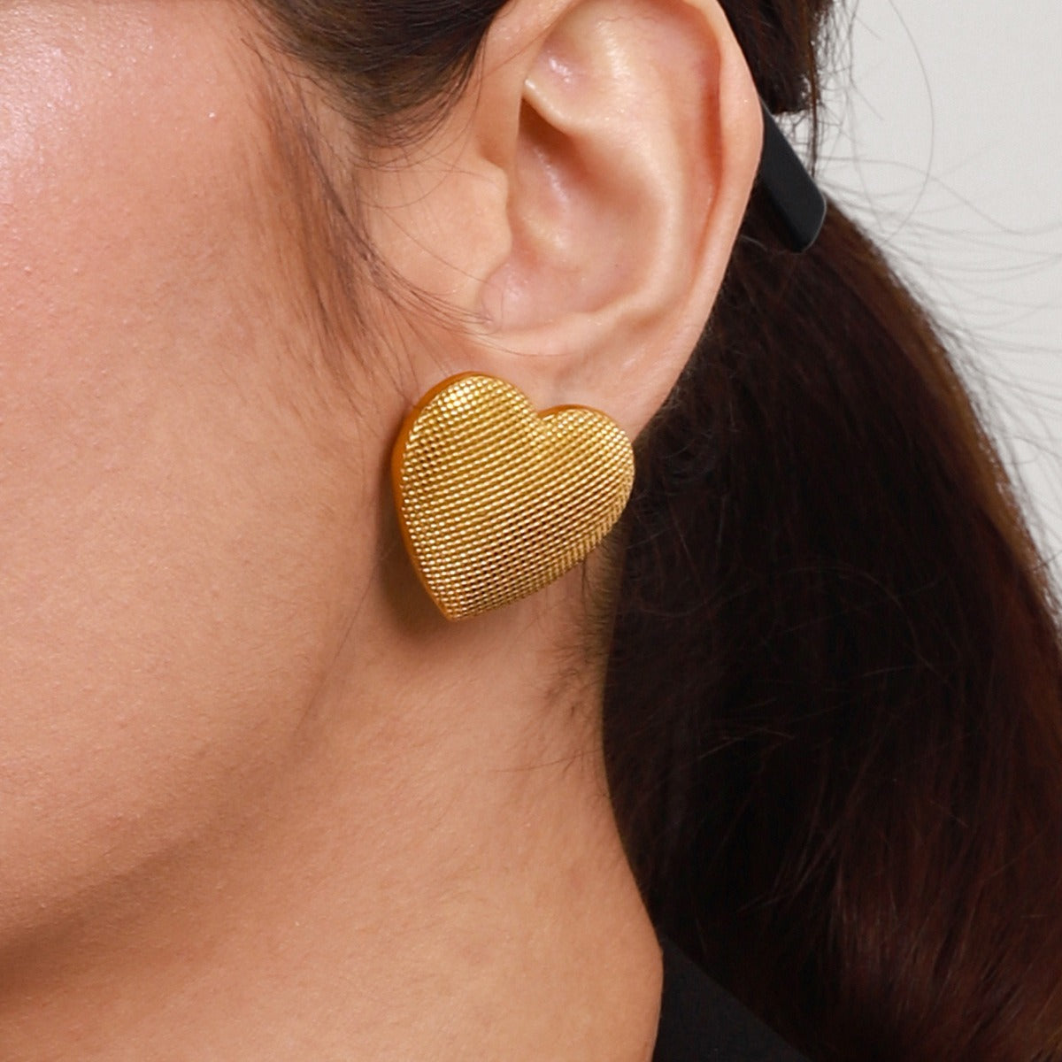 18k gold heart-shaped earrings with grainy design Vera Lux
