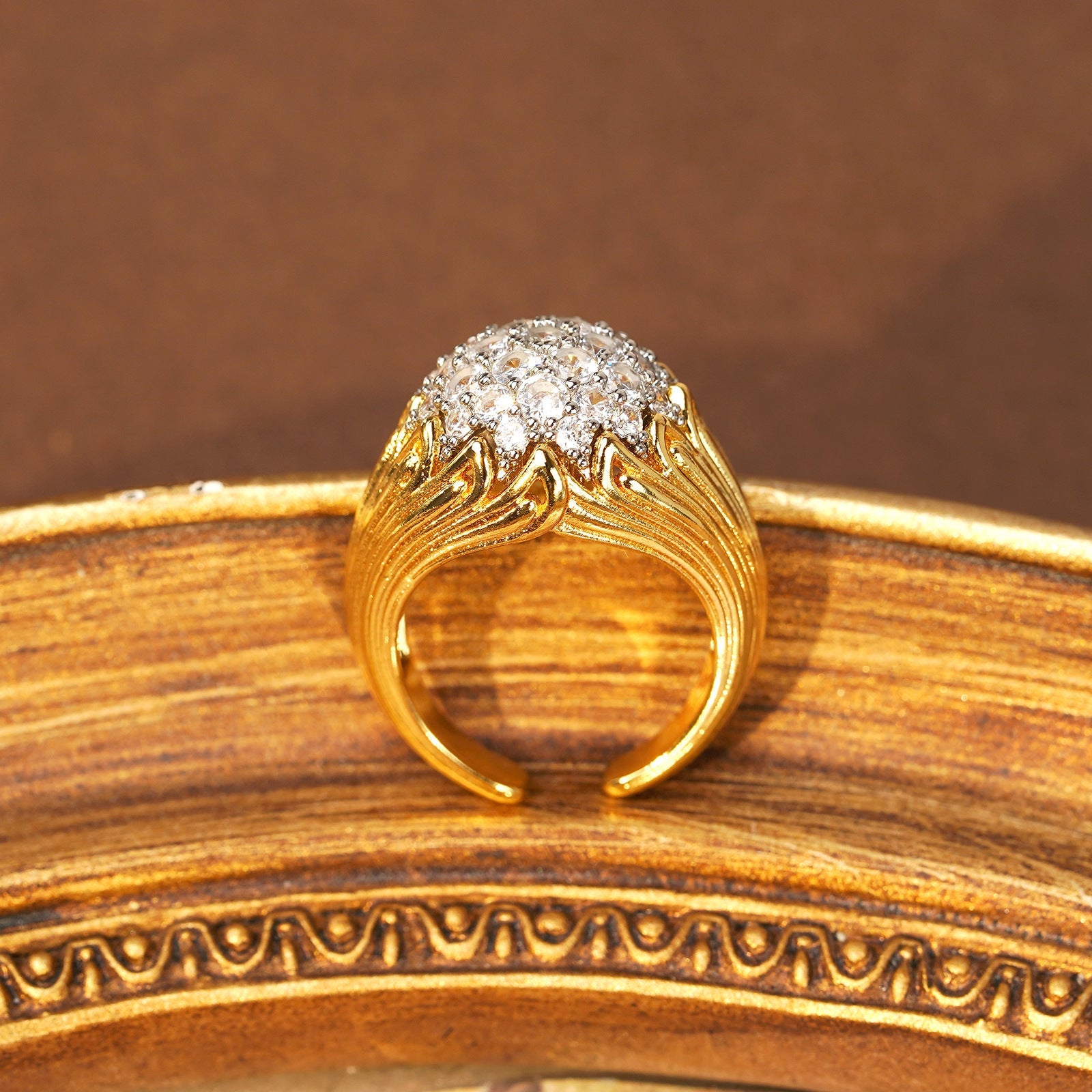 Fashionable Vintage Diamond-Encrusted Elegant Ring Vera Lux