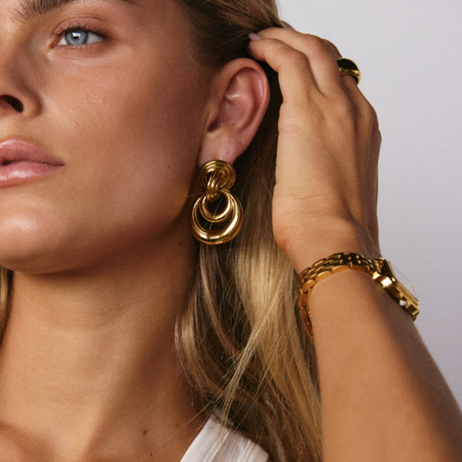 18K gold hollow crescent design classic and fashionable earrings Vera Lux