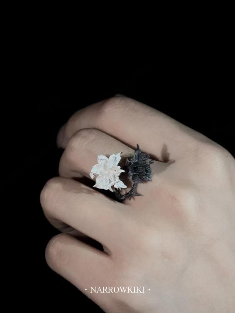 Black & White Mandala Flower Ring, Niche Design,  Cool Style Alternating Color Pinky Ring Vera Lux