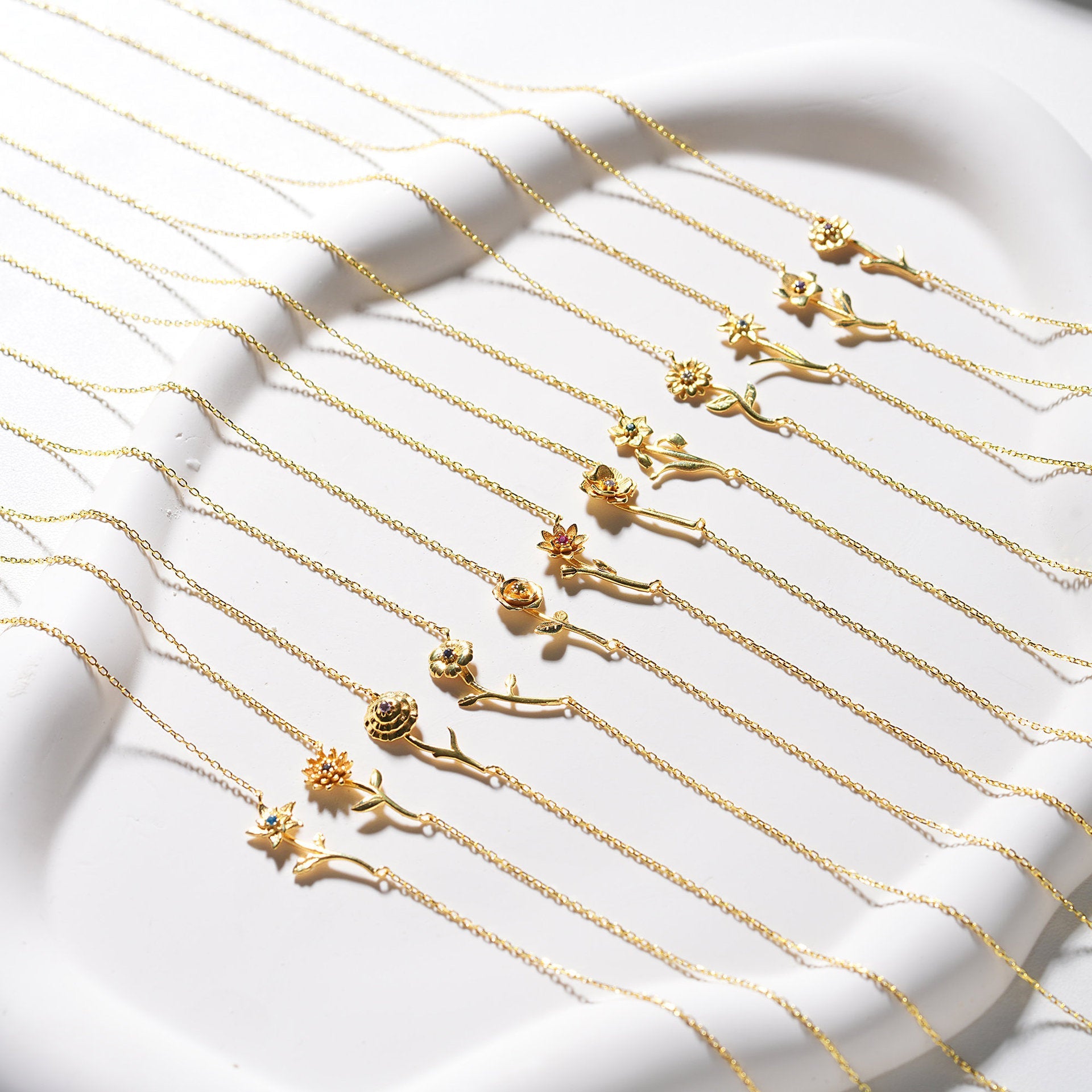 Three-dimensional Decoration Flower Pendant Necklace Gold-plated Sweater Chain Vera Lux