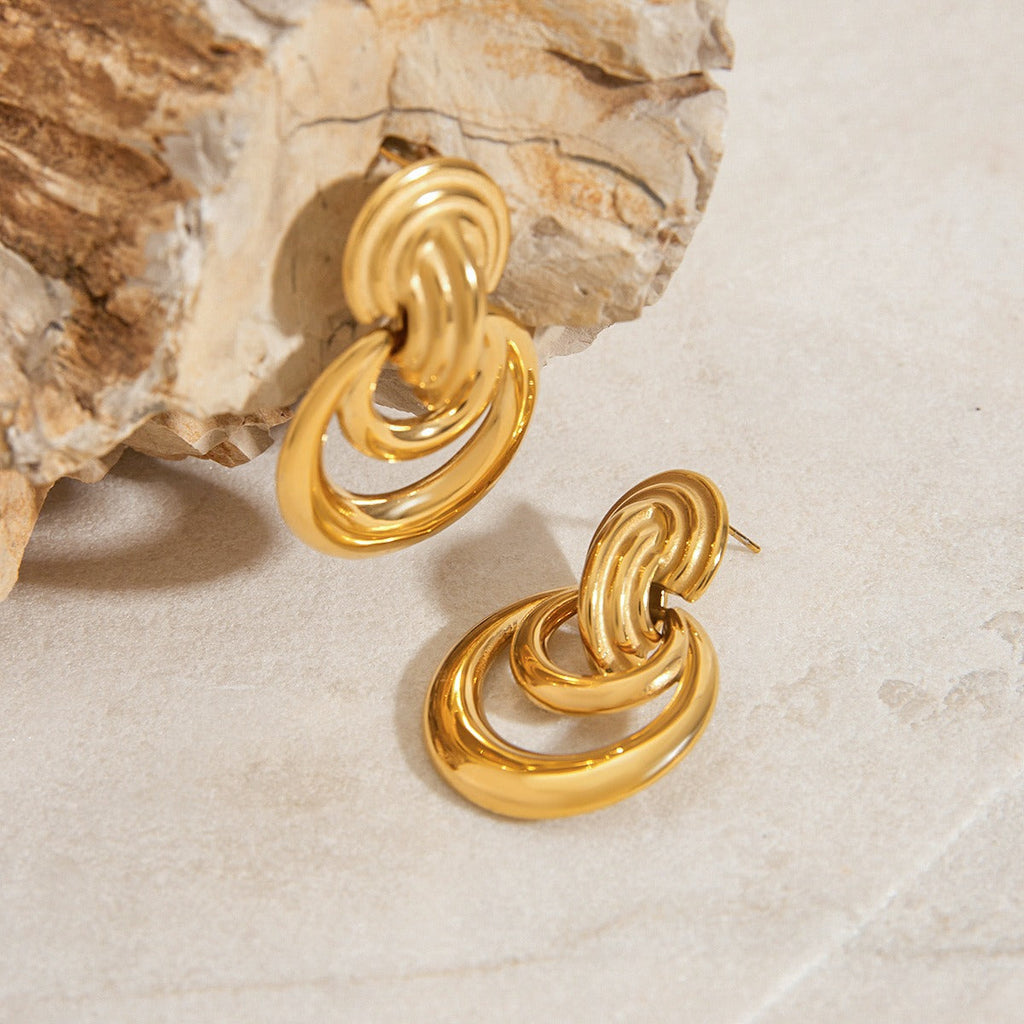 18K gold hollow crescent design classic and fashionable earrings Vera Lux