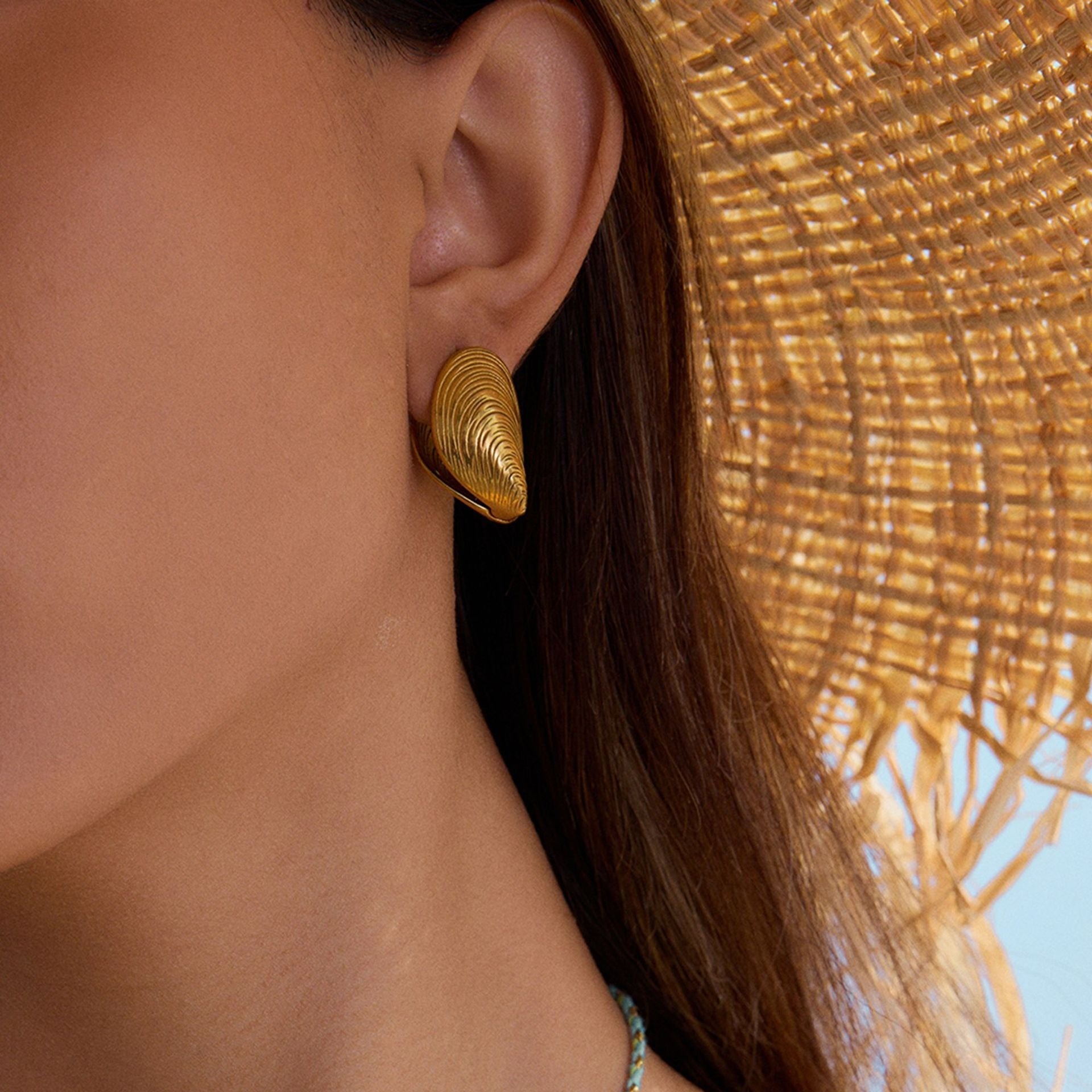 18K gold open sea clam with textured design exquisite and fashionable earrings Vera Lux