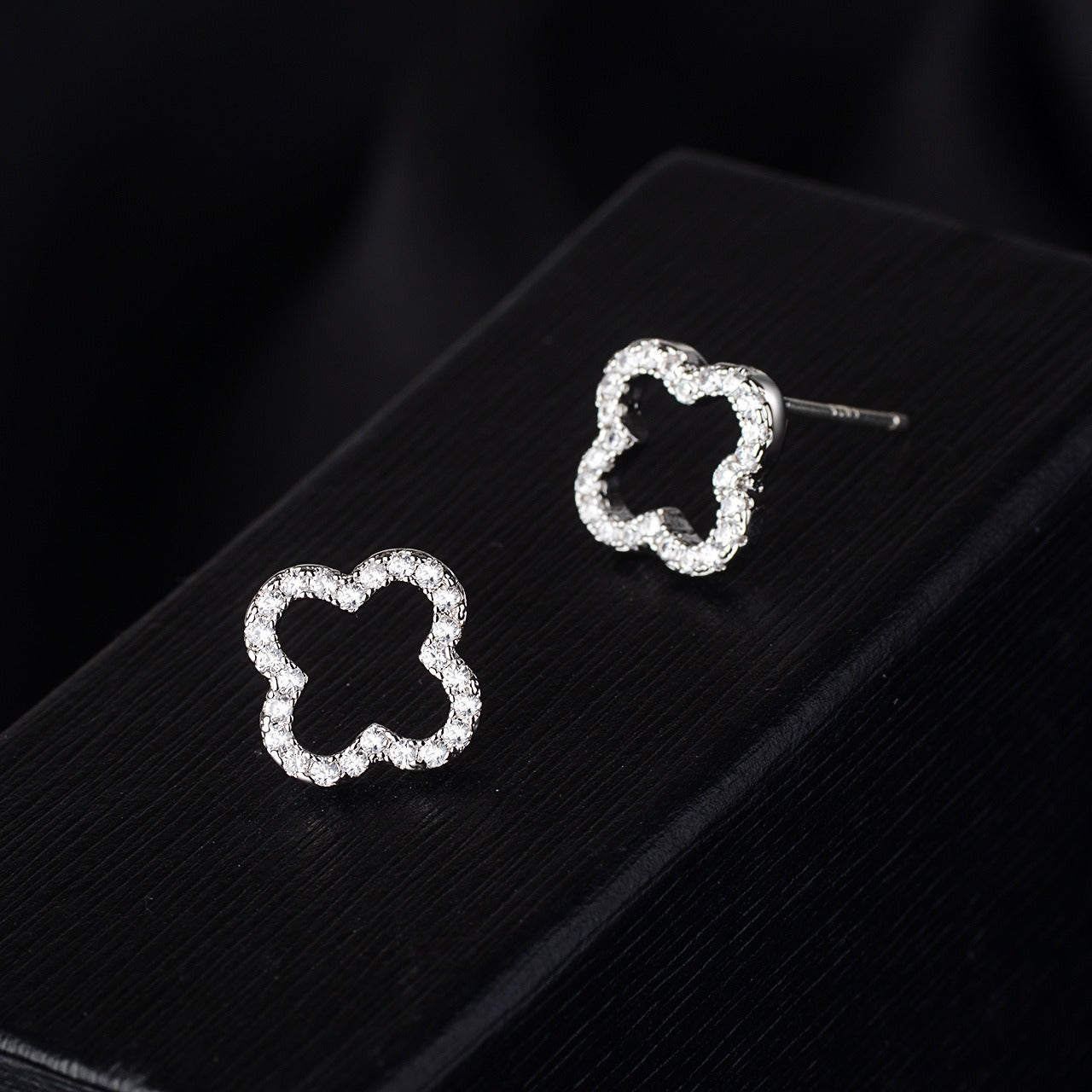 S925 sterling silver forest-style four-leaf clover diamond earrings Vera Lux