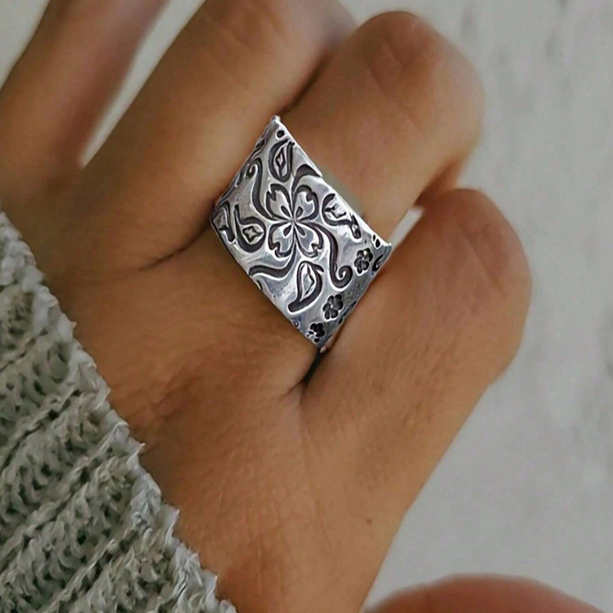 Carved High-end Chic Niche Hand Jewelry Ring Vera Lux