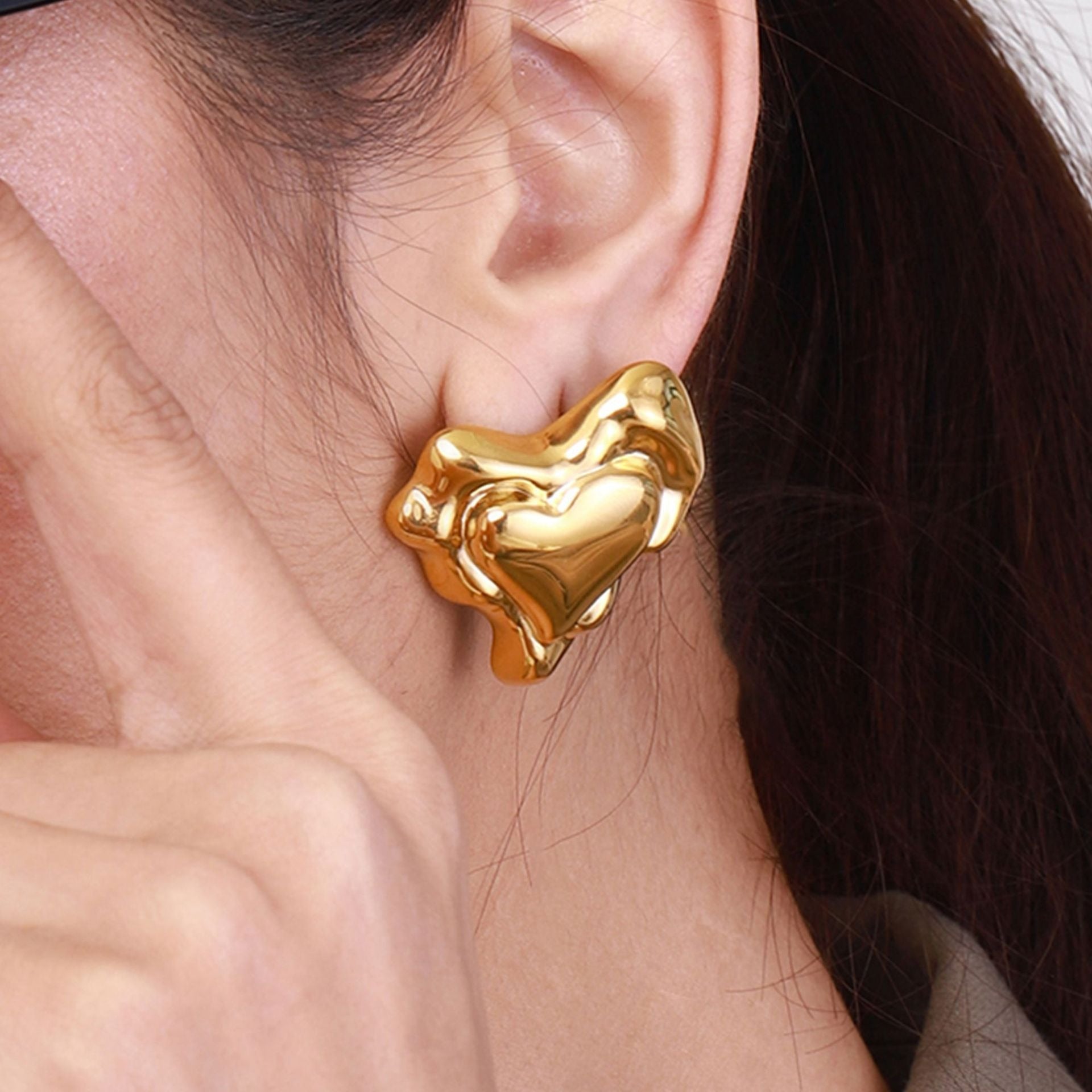 18k gold heart-shaped earrings with exquisite and noble design Vera Lux