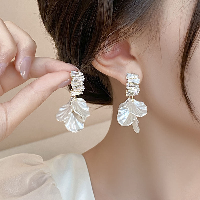 Fashion Bell Golden Ear Buckle Female Vera Lux
