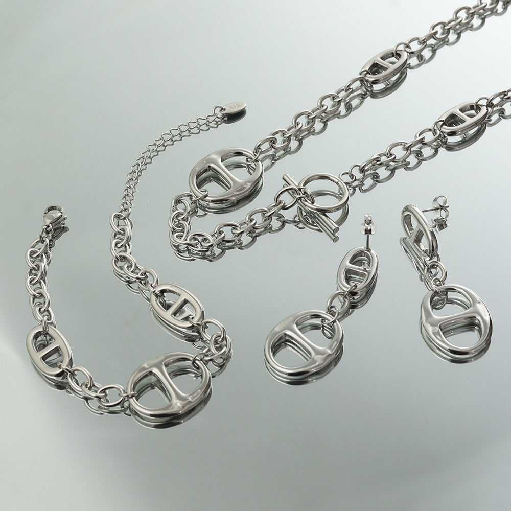 18K gold geometric-shaped necklace, bracelet, and earrings set. Vera Lux
