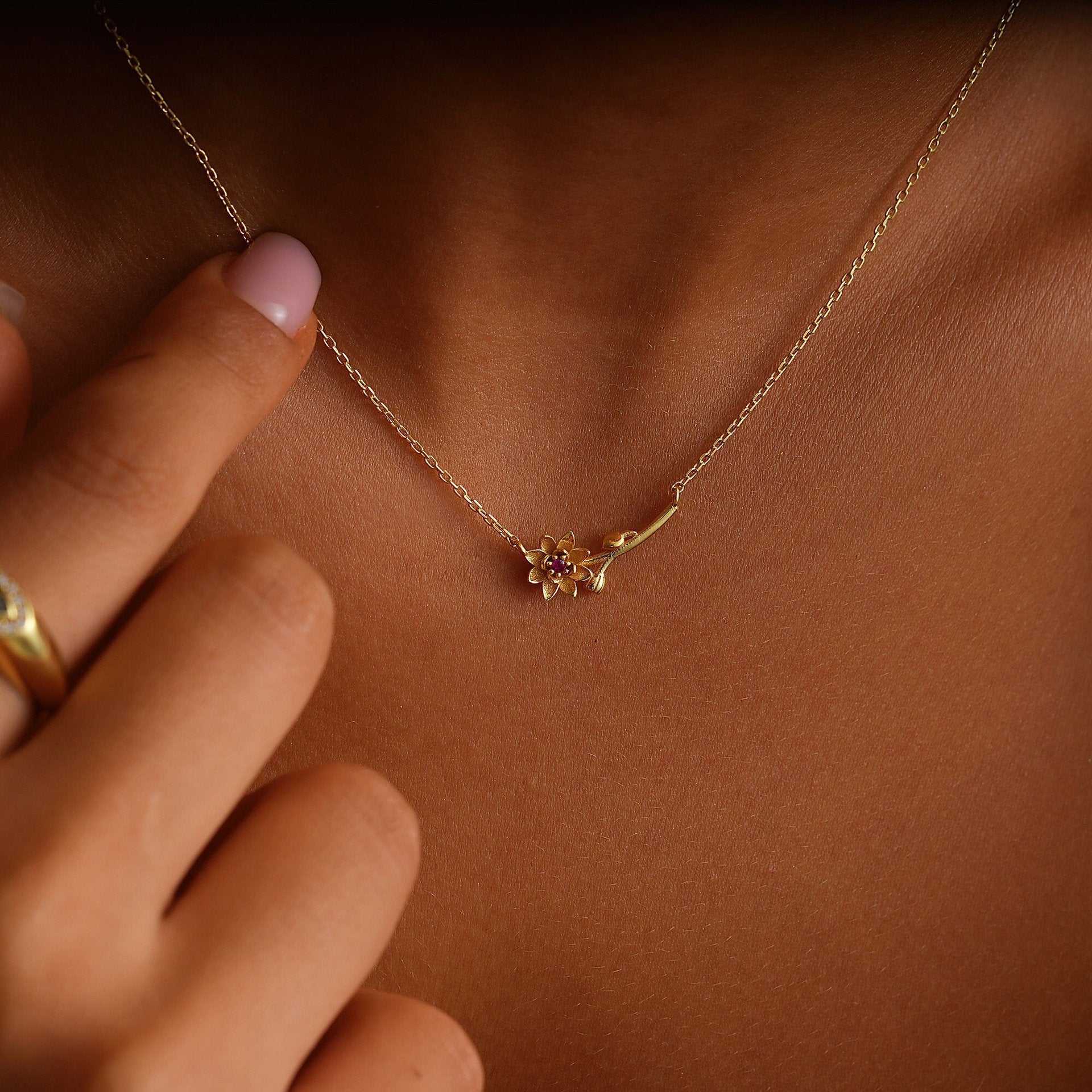 Three-dimensional Decoration Flower Pendant Necklace Gold-plated Sweater Chain Vera Lux