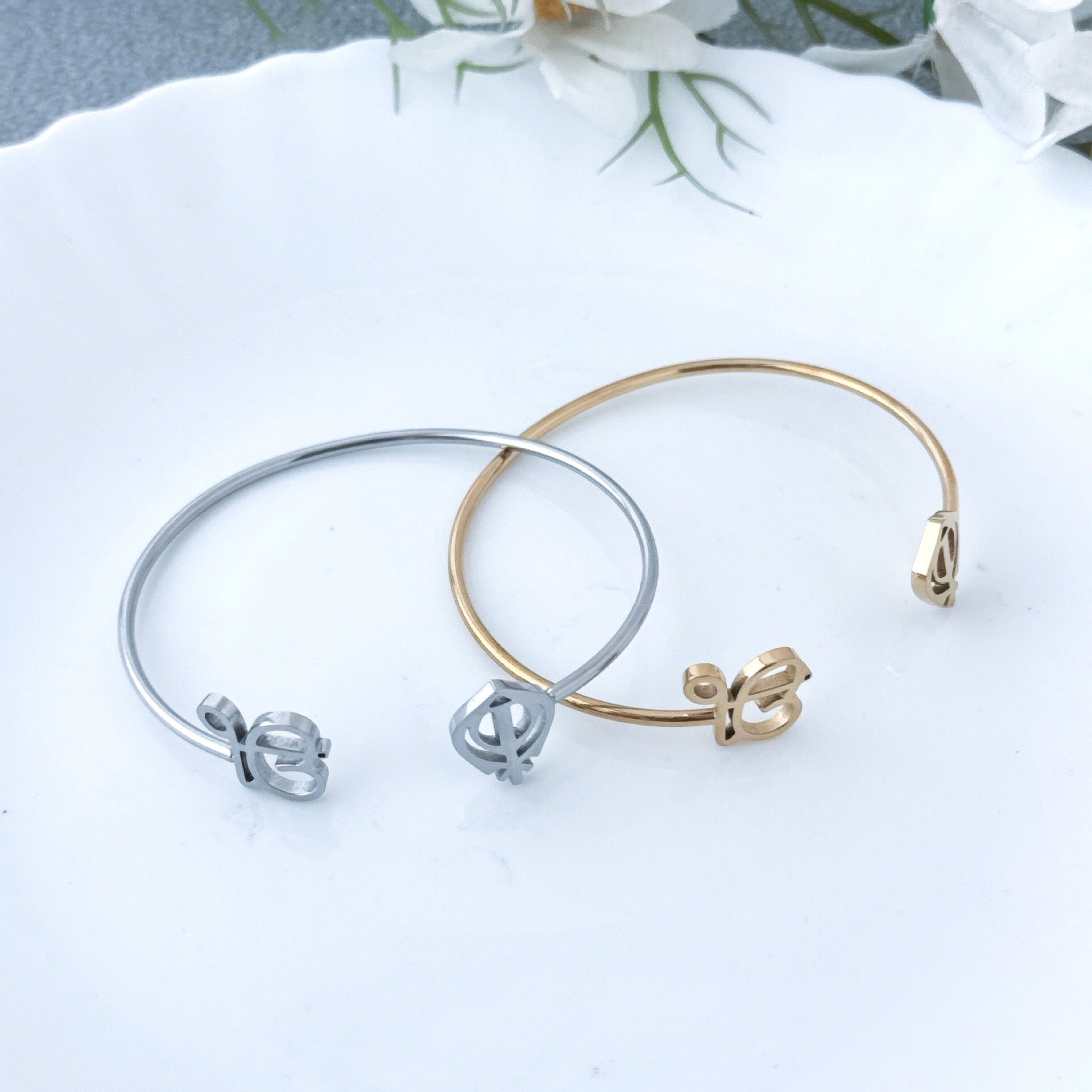 18K gold open-design smooth bangle bracelet Vera Lux