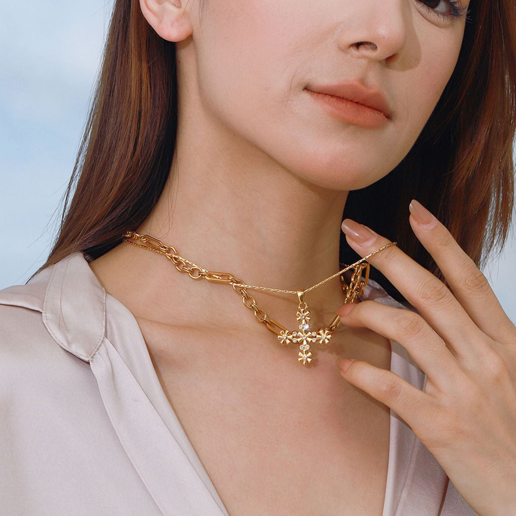18K gold cross with flower-shaped design exquisite and fashionable necklace Vera Lux
