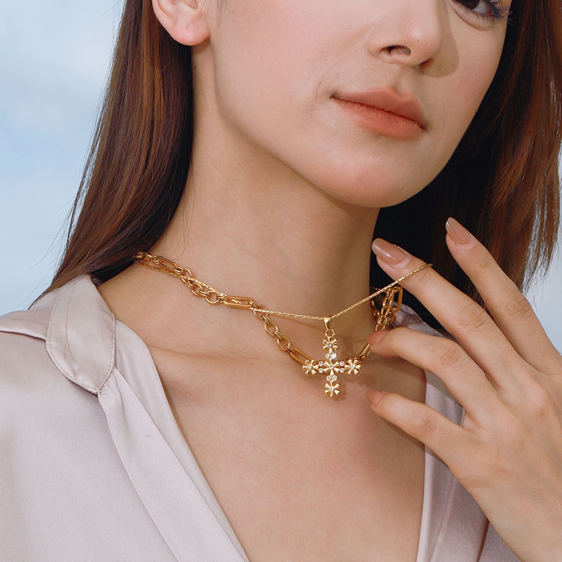 18K gold cross with flower-shaped design exquisite and fashionable necklace Vera Lux