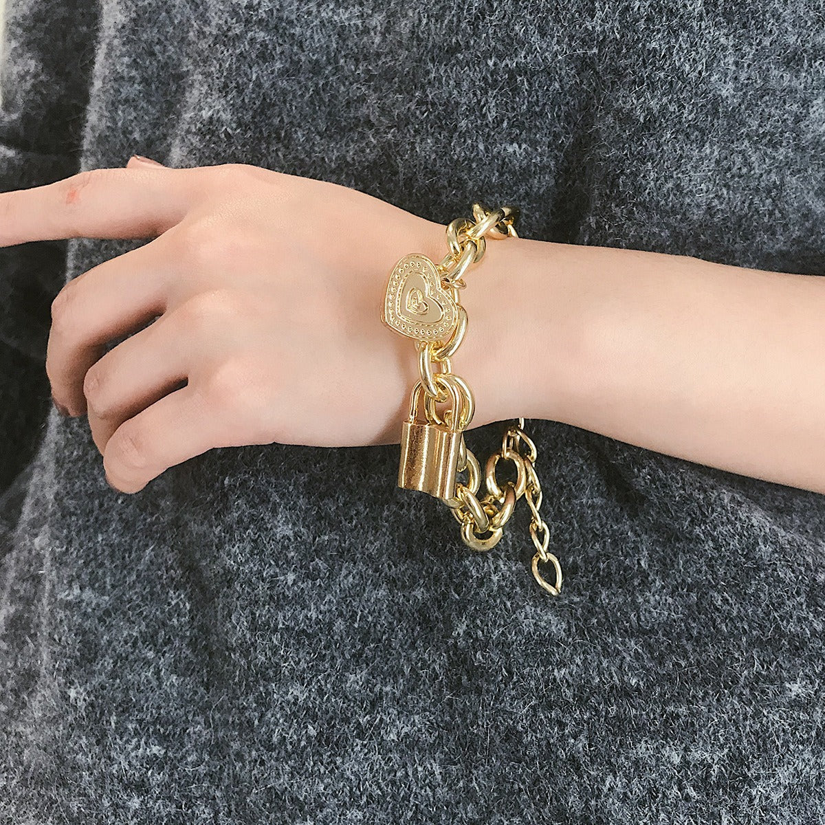 18k gold multi-layer lock-shaped retro street style bracelet Vera Lux