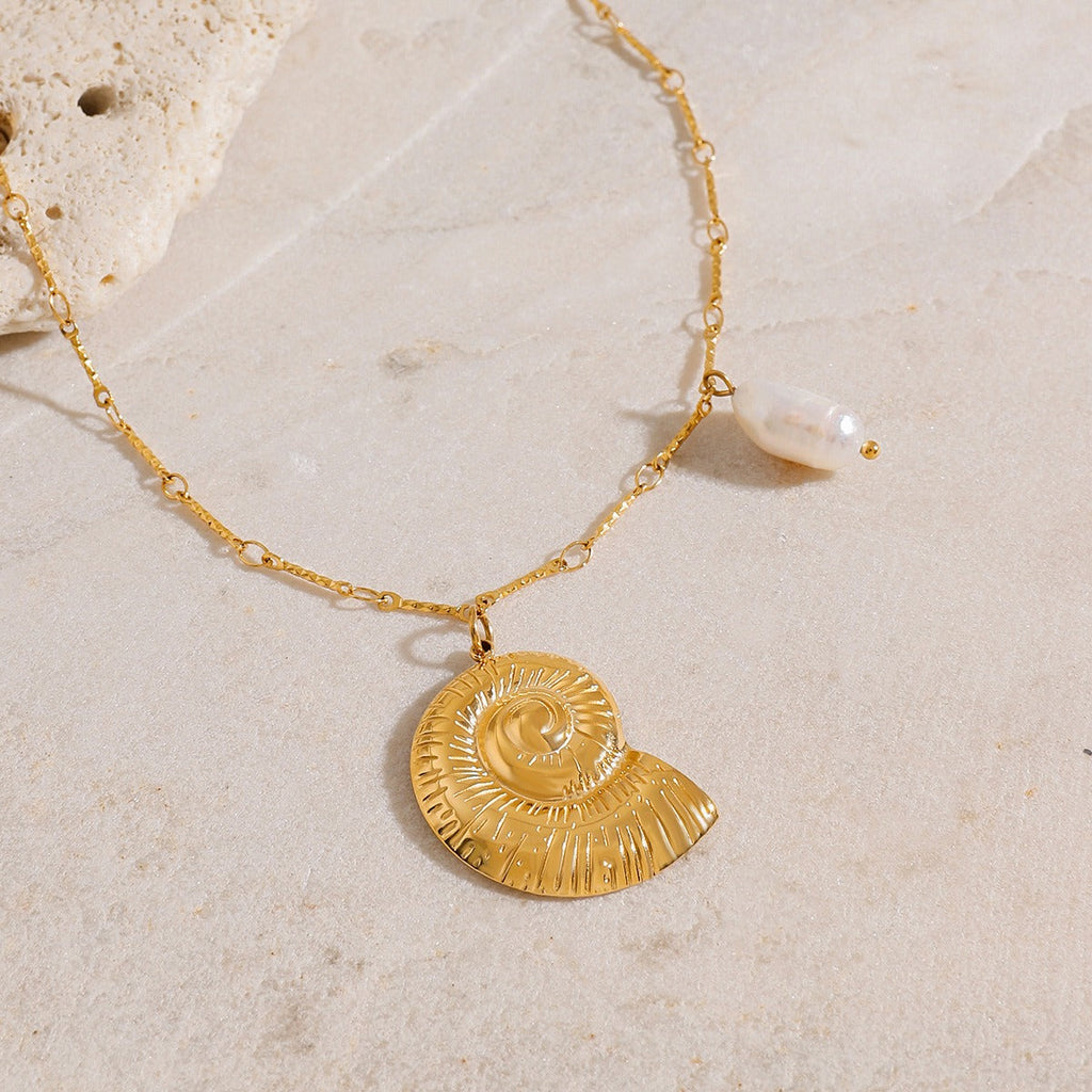 18K gold conch-shaped necklace with pearl design Vera Lux