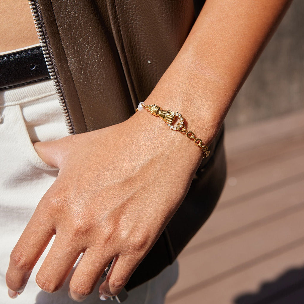18K gold-plated, lightweight, and luxurious titanium steel bracelet. Vera Lux