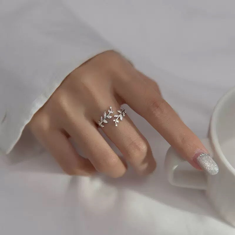 Fashion Minimalist Leaf Ring, INS Trend, Adjustable Open Band, Elegant High-End Index Finger Ring Vera Lux