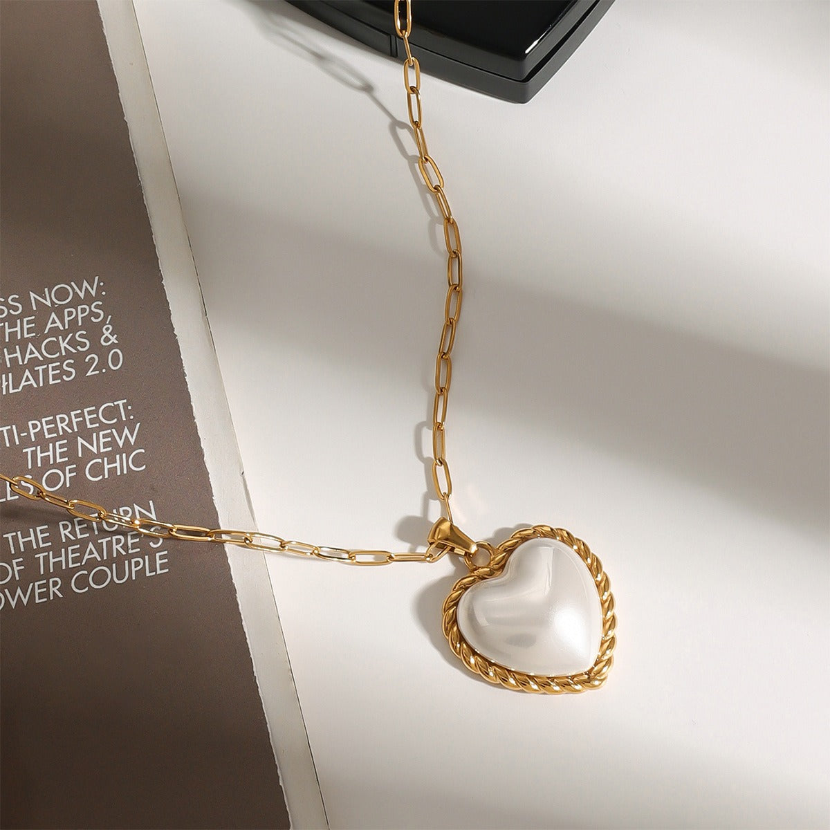 18K gold heart with texture inlaid pearl design exquisite and noble necklace Vera Lux