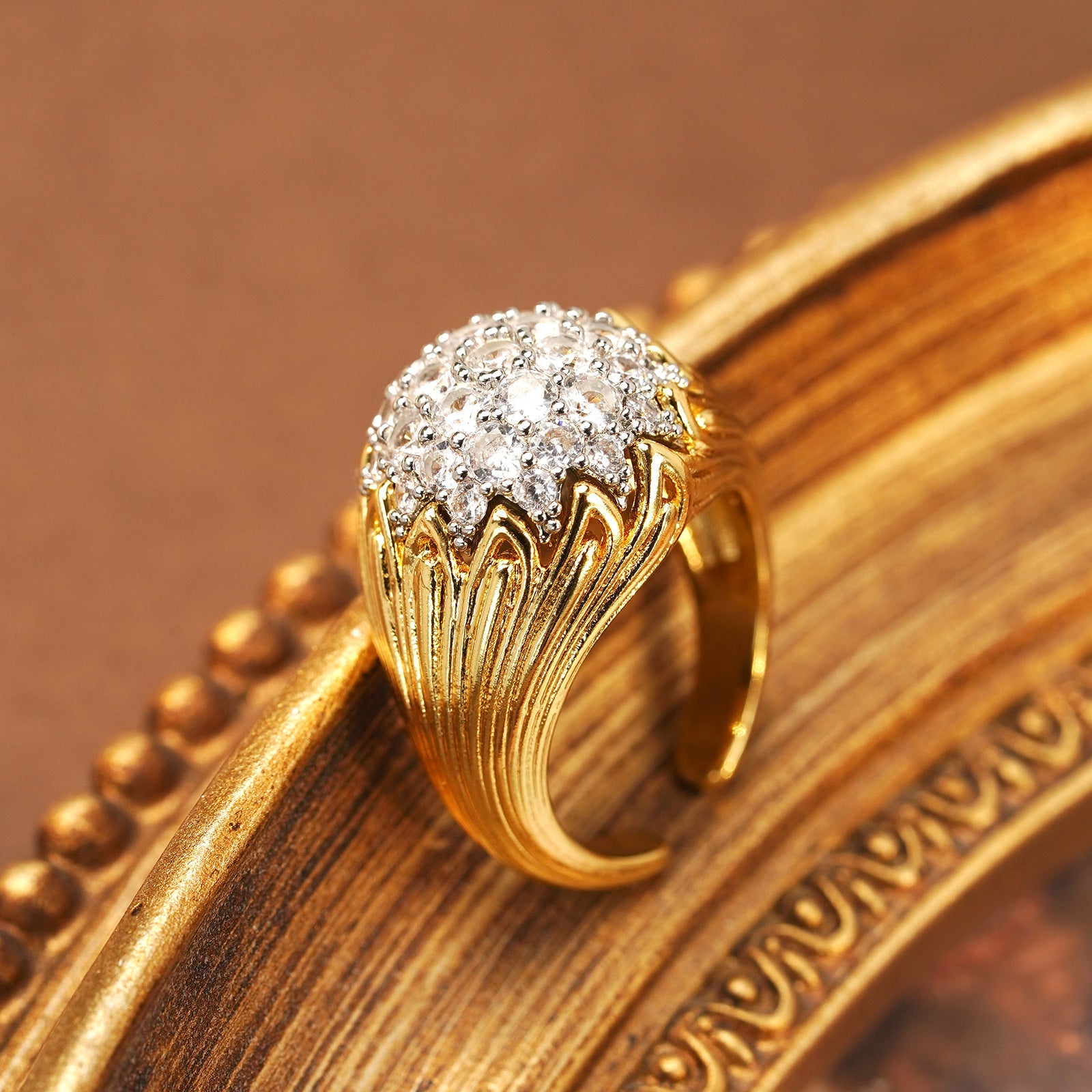 Fashionable Vintage Diamond-Encrusted Elegant Ring Vera Lux