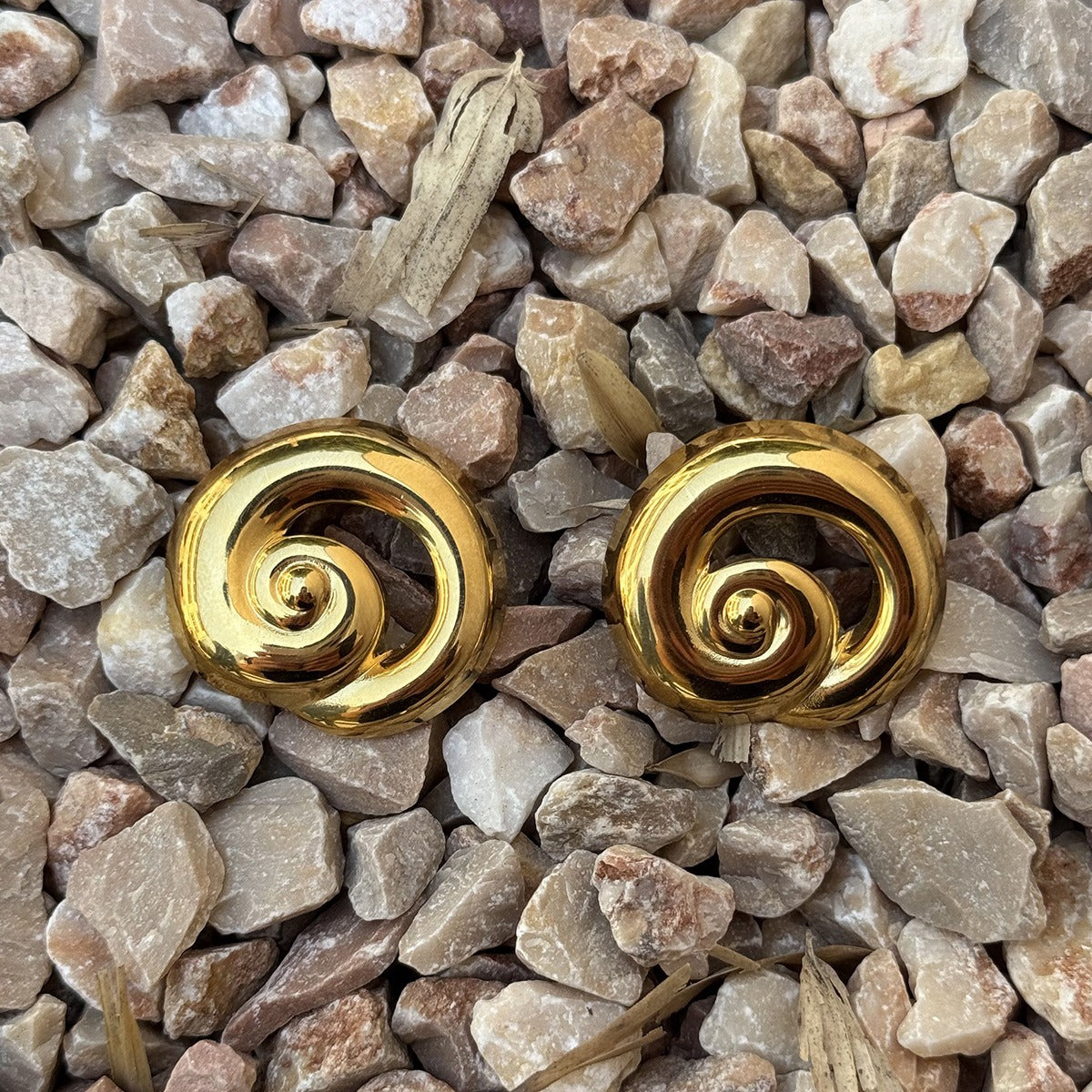 18K gold hollow thread design classic and fashionable earrings Vera Lux