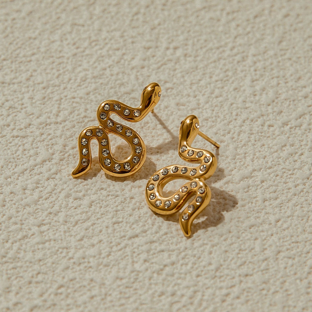 18K gold snake-shaped diamond-studded earrings with exquisite design Vera Lux