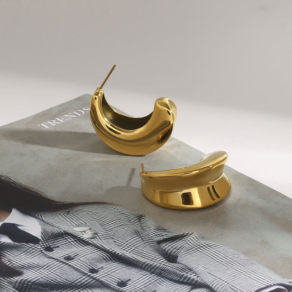 18k gold crescent-shaped design trendy and personalized earrings Vera Lux