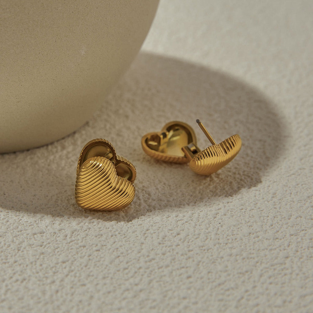 18K gold heart-shaped earrings with textured design, simple and fashionable Vera Lux