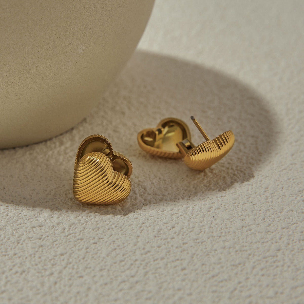 18K gold heart-shaped earrings with textured design, simple and fashionable Vera Lux