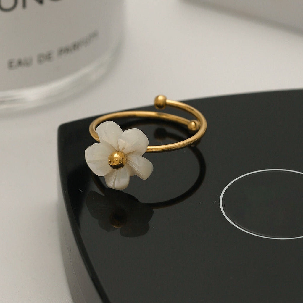 18K gold flower-shaped exquisite and noble ring Vera Lux