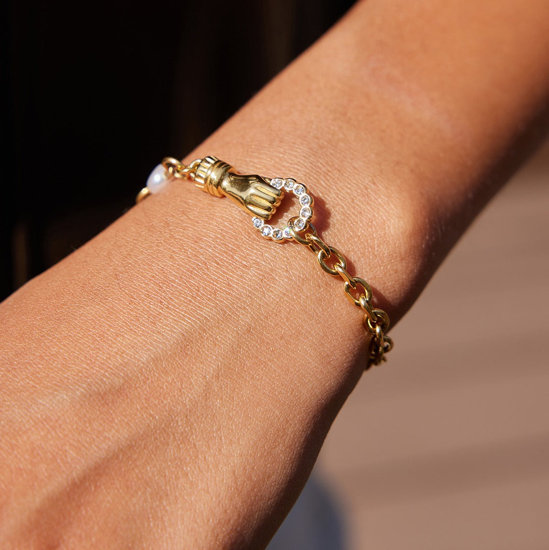 18K gold-plated, lightweight, and luxurious titanium steel bracelet. Vera Lux