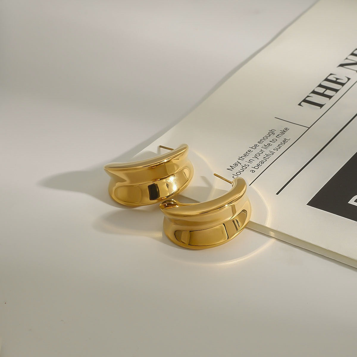 18k gold crescent-shaped design trendy and personalized earrings Vera Lux