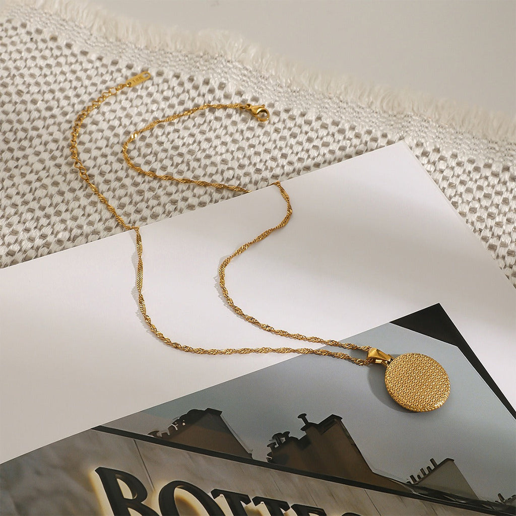 18K gold round necklace with eight-pointed star design, classic and fashionable Vera Lux
