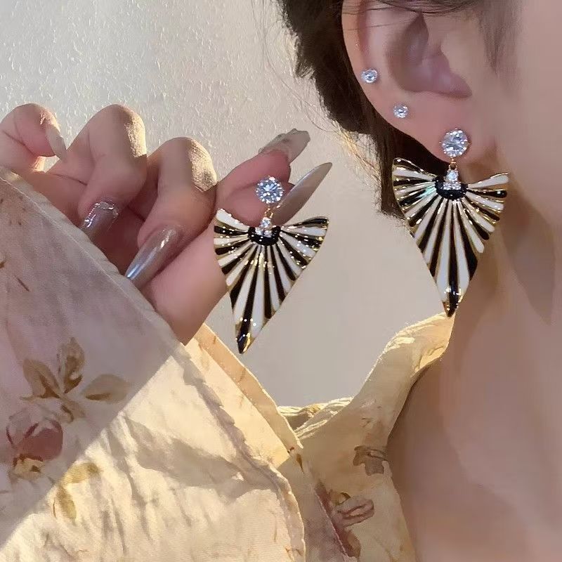 European Style Contrast Color Earrings, Luxurious Goddess Look, Niche Retro High-end Accessories Vera Lux
