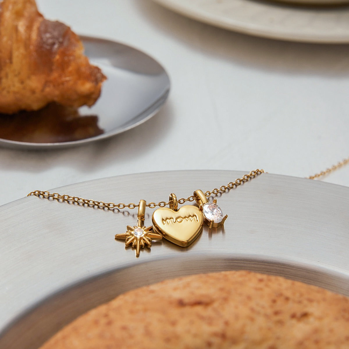 18K gold heart shape with "MOM" design exquisite and dazzling necklace Vera Lux