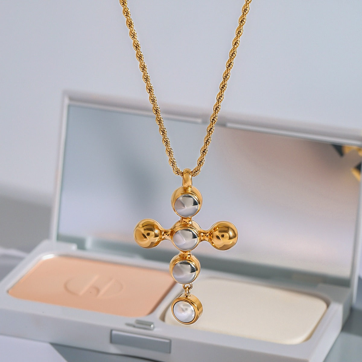 18K Gold Cross Design Light Luxury High-end Necklace Vera Lux